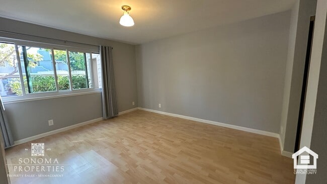 Building Photo - Updated Downtown Sonoma Condo!