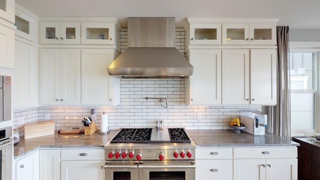 Building Photo - Issaquah highlands 5 bedroom plus Den and 5.5 bathroom newer home with a lot of amenities!!!  A m...