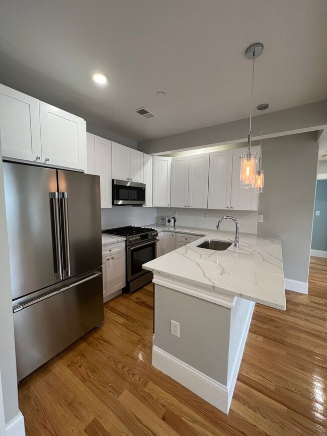 Building Photo - Large 2 Bedrooms Plus a Bonus Room. 2 Full...