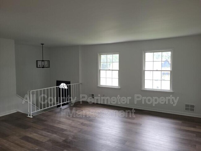 Building Photo - 6370 Ashdale Dr