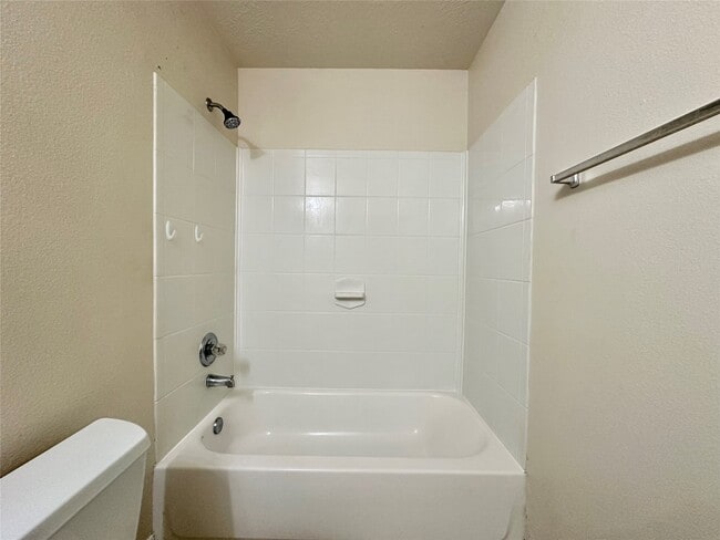 Building Photo - 20515 Hillsdale Park Dr