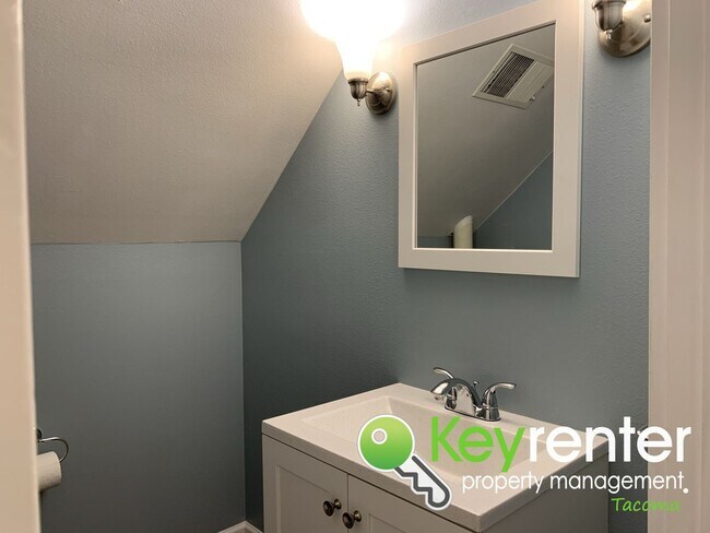 Building Photo - Recently Remodeled 3bd/1.5Bath Tacoma House!