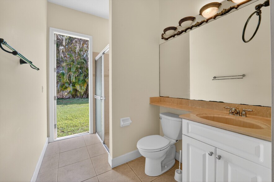Building Photo - 854 SW Saint Tropez Ct