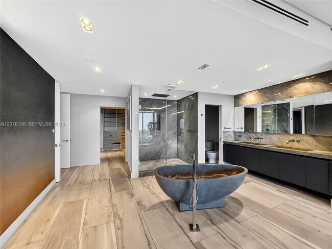 Building Photo - 2020 N Bayshore Dr