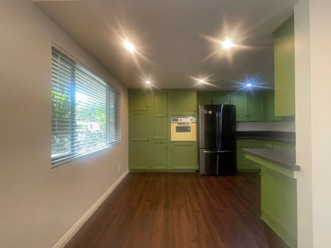 Building Photo - Spacious Torrance 2 Bed/2 Bath Condo with 3 parking spaces – Pets Welcome, Most Utilities Included!