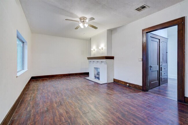 Building Photo - 1328 NE 8th St