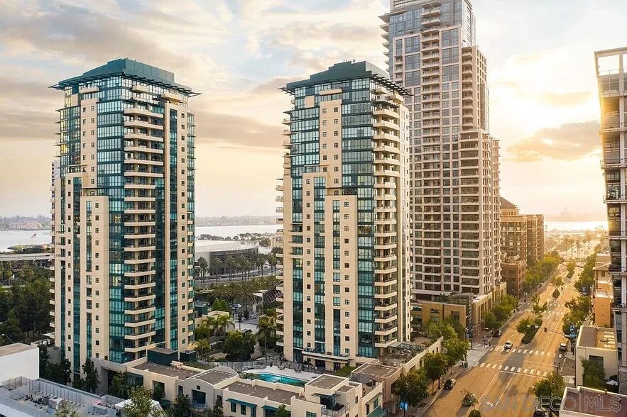 Building Photo - 555 Front St