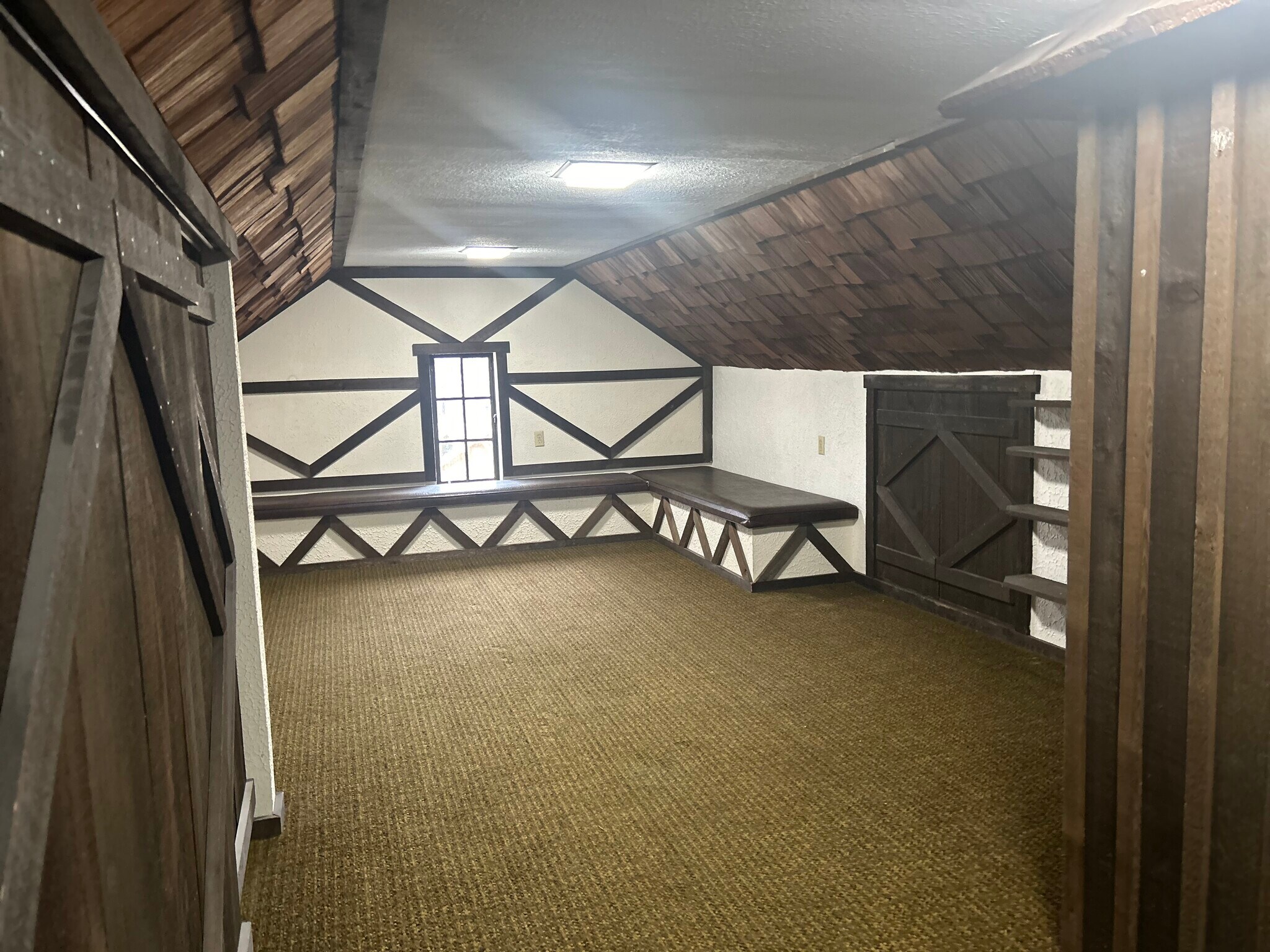 Upper level bedroom - 547 N Broadway St