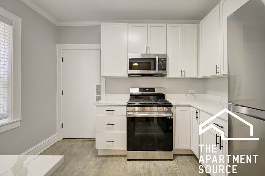 Primary Photo - 1352 W Carmen Ave