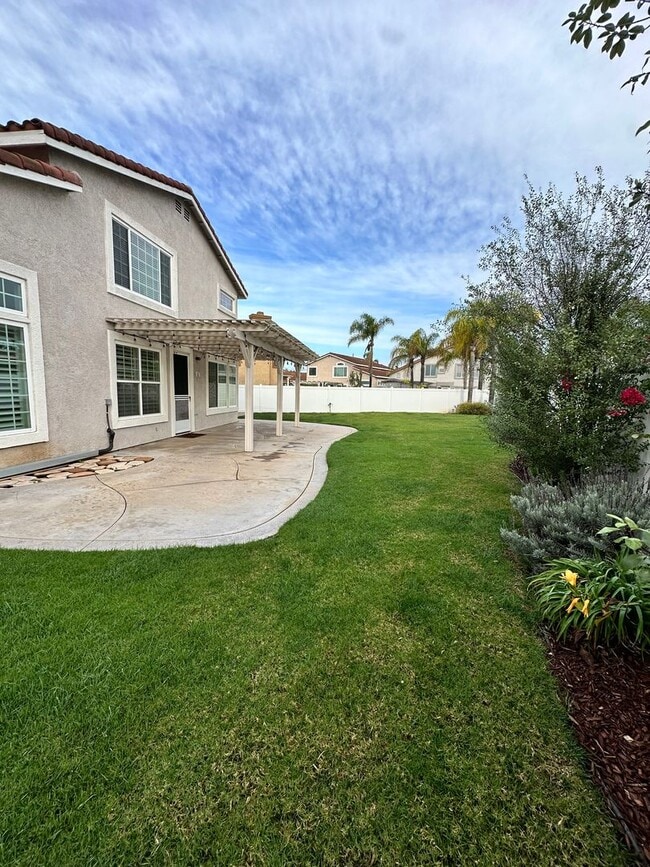 Building Photo - Spacious Living with Room to Grow