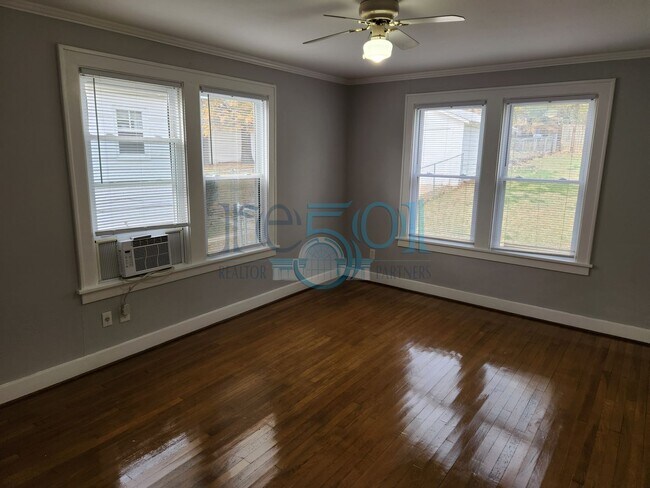 Building Photo - *Coming Soon* Great Hillcrest Find!  2Bedrooms & 1 Bathroom Pefect for UAMS Student(s)