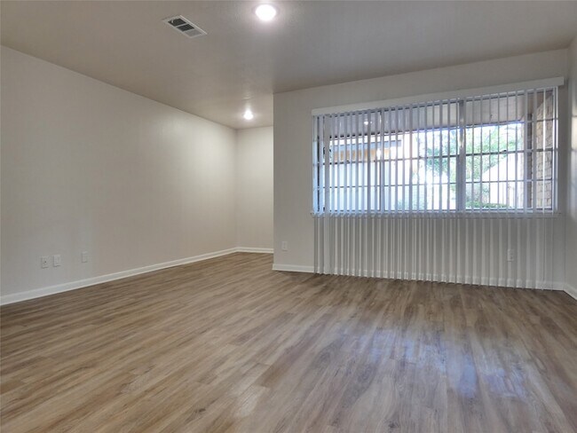 Building Photo - 610 Golfview Dr