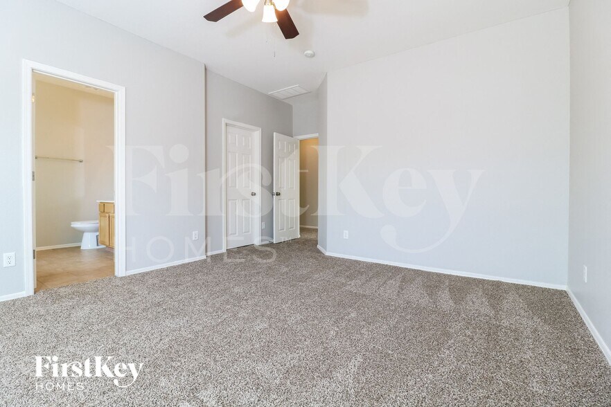 Building Photo - 14641 W Port Royale Ln