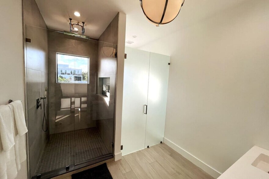 Building Photo - 549 NE 14th Ave