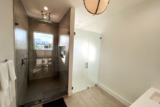 Building Photo - 549 NE 14th Ave