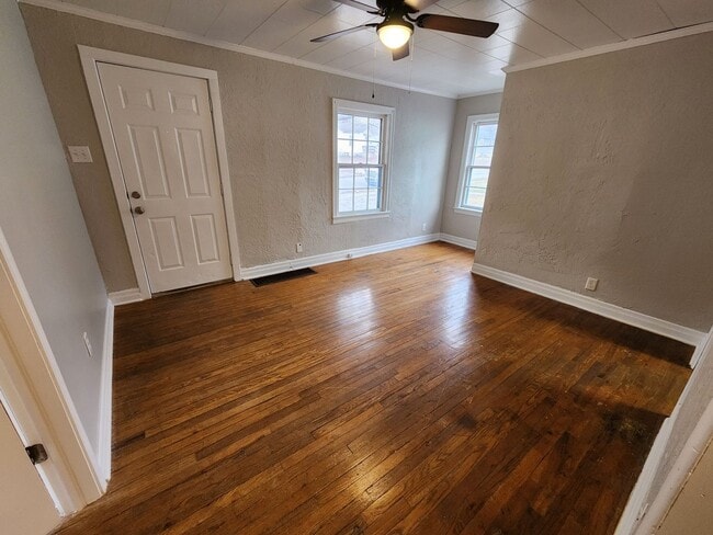 Building Photo - Spacious 3-Bedroom, 1-Bathroom Home AVAILABLE NOW!!