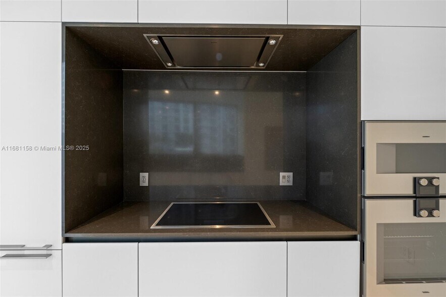 Building Photo - 300 Biscayne Boulevard Way