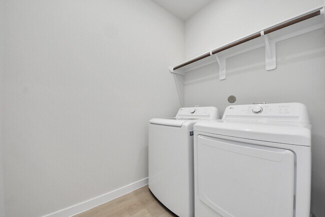 Building Photo - 473 Shoreview Dr