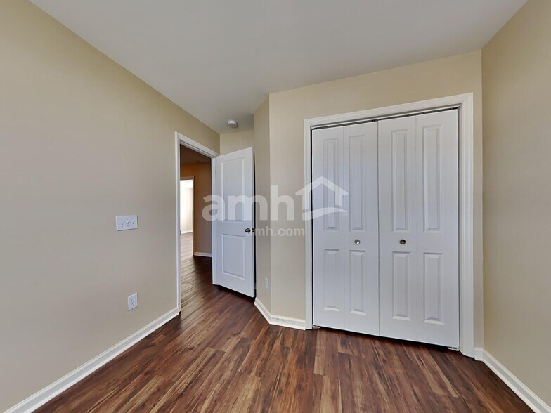 Building Photo - 577 English Oak Cir