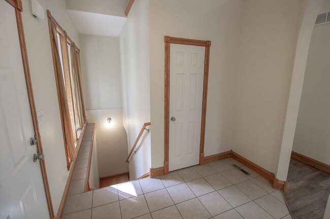 Building Photo - 1420 Bradford Dr