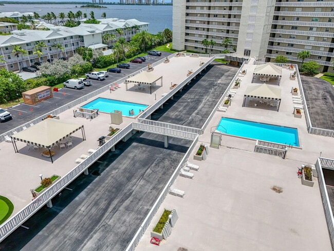 Building Photo - 801 Lake Shore Dr