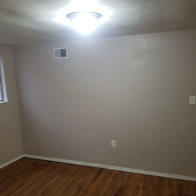 Building Photo - Conveniently Located 2 Bedroom Apartment i...