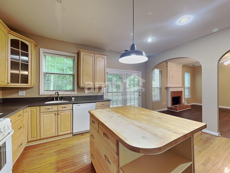 Building Photo - 433 Holland Springs Dr