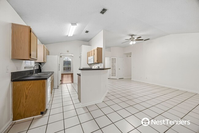 Building Photo - Great Location Near Town Center!