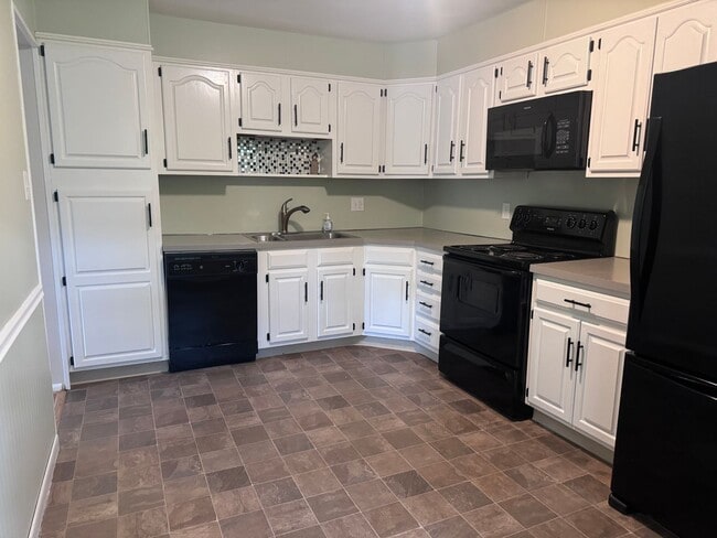 Building Photo - 5 bedroom, 2 bathroom home in Newark