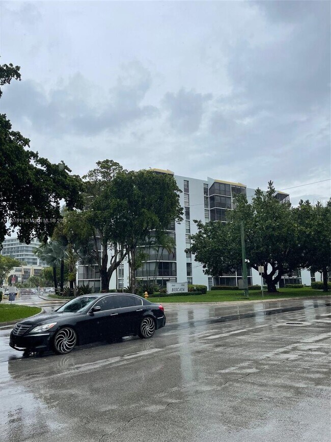 Building Photo - 20400 W Country Club Dr