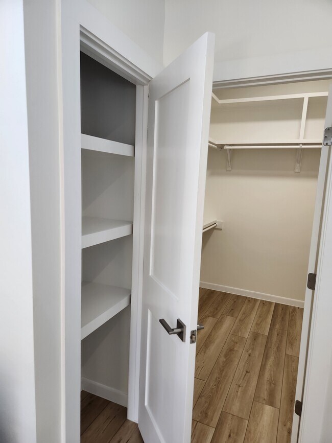 Building Photo - 2707 W Kerria Ave