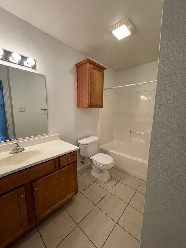 Building Photo - 3-bed/2-bath with Garage!