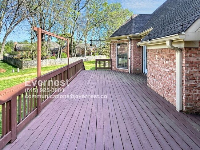 Building Photo - 4-Bedroom, 3.5-Bathroom Home in a Peaceful...