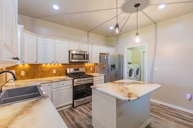 Building Photo - Beautiful 3 Bed 2 Bath Home