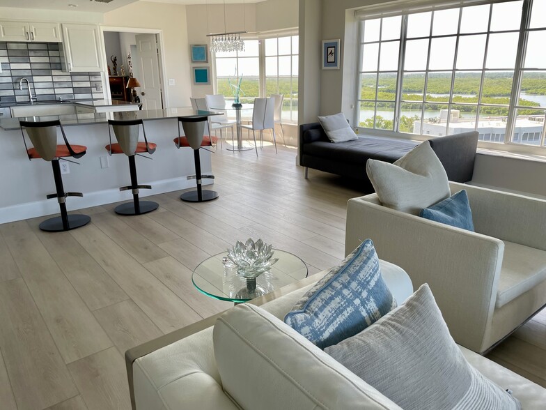 Living area - 13105 Vanderbilt Dr