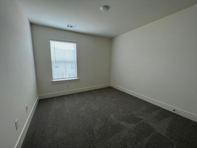 Building Photo - 3 bedroom Townhome in Auburn