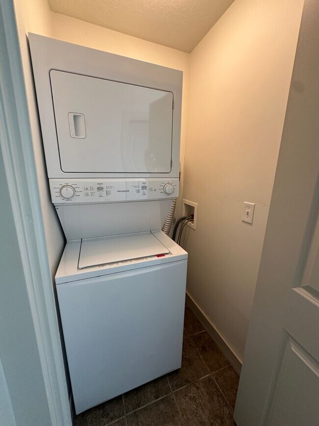 Building Photo - GET $1000 OFF THE FIRST MONTHS RENT!!!