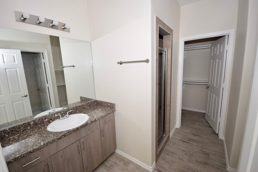 Building Photo - 5000 N Hiawatha Dr