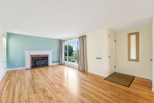 Building Photo - Cape Cod Gem-w/MIL-PRICE DROP!