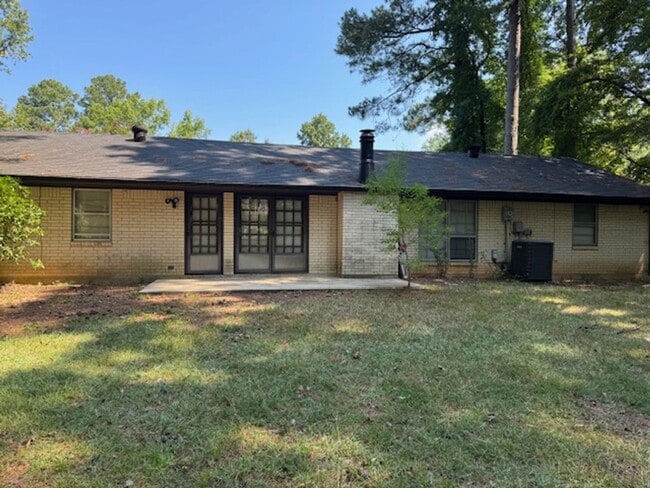 Building Photo - 610 Pine Cone Dr