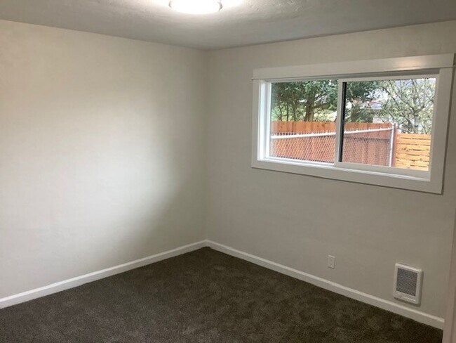 Building Photo - 2077