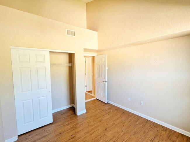 Building Photo - 2 Bedroom 2 Bath 2 Car Garage Condo in Bra...