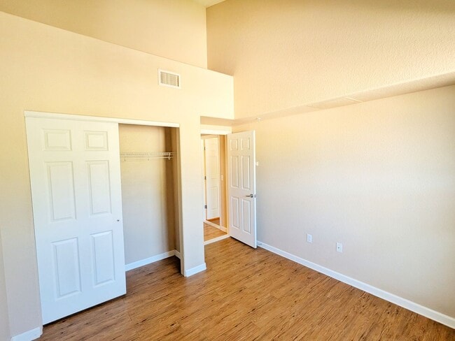 Building Photo - 2 Bedroom 2 Bath 2 Car Garage Condo in Braodmore Area