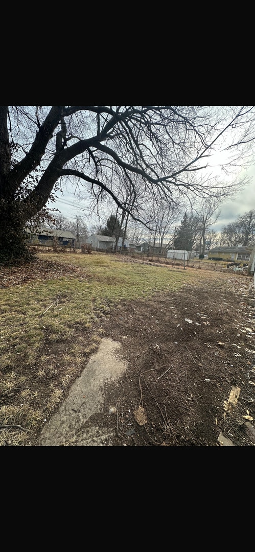 Building Photo - This is a 4 bedroom 1 bathroom house it has a spacious living room and full kitchen that comes wi...