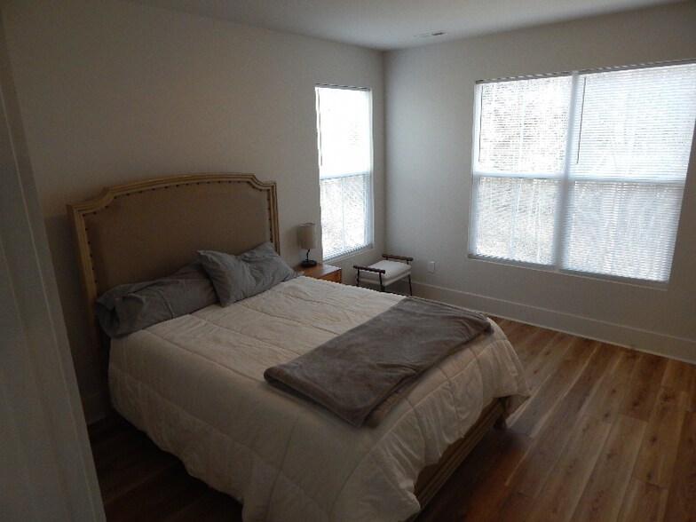 Building Photo - 233 Marshland Ln