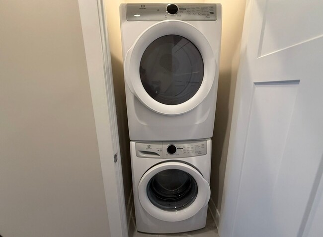 Building Photo - 2118 Bryant Park Dr