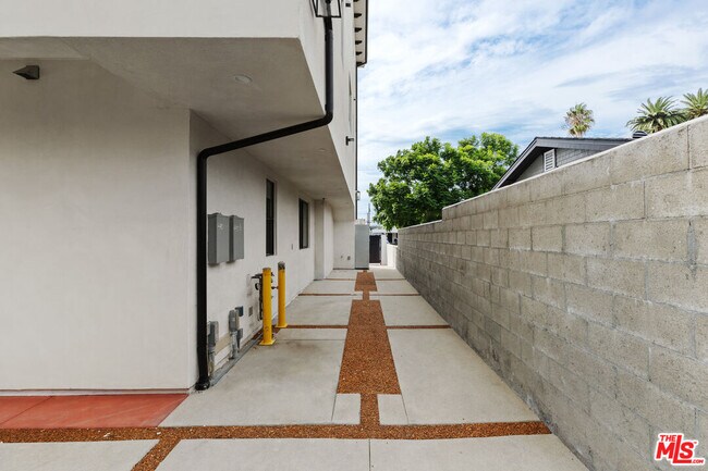 Building Photo - 2324 S Dunsmuir Ave