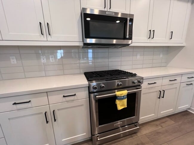 Building Photo - Updated and Luxurious Gorgeous 3 Bedroom T...