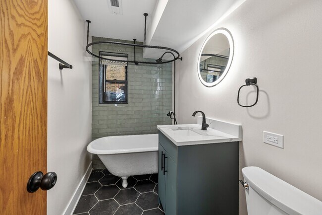 Building Photo - Garden unit: Renovated 1 bed in Logan Square - Now Leasing!