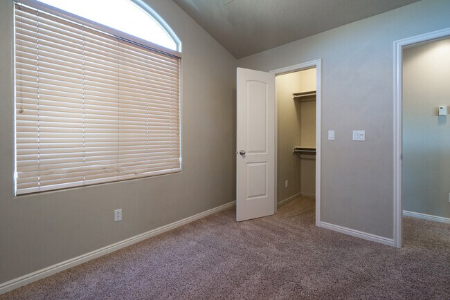 Building Photo - Beautiful St. George Home - Community Pool...